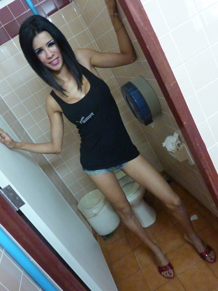 17P Transexual morena con grandes tetas operadas se pajea en un baño público