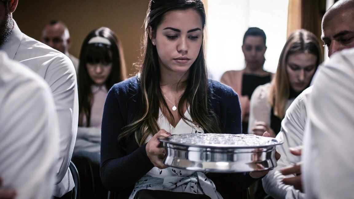 21P A adolescente morena pervertida Alina Lopez curtindo sexo hardcore com um bispo