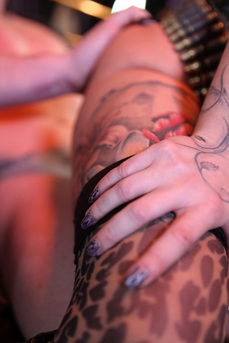 21P La MILF tatouée torride Gina Snake en latex suce une grosse bite pour percer la chatte