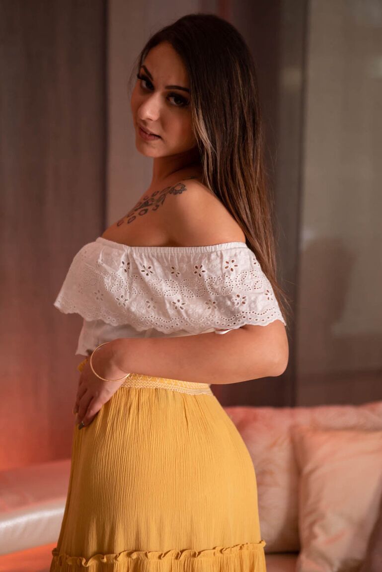 21P La encantadora latina Bella Rico disfruta del sexo doloroso y recibe semen en sus tetas naturales
