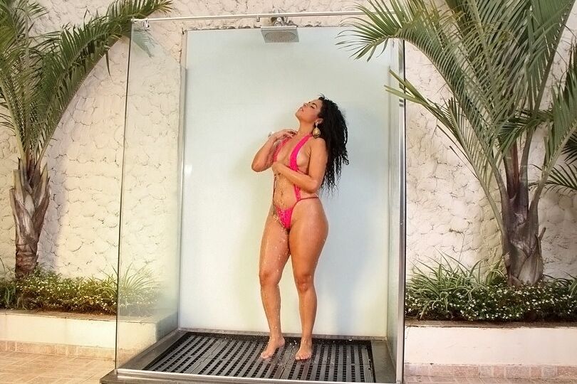 16P, la salope latina Monique Carvalho prend une douche et taquine son entaille en plein air.