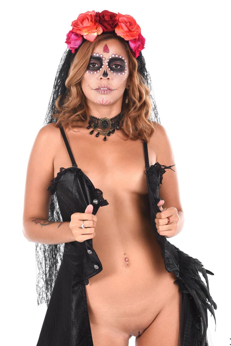 15P Solo girl Agatha Vega modèle une tenue de cosplay avant de se déshabiller pour se masturber