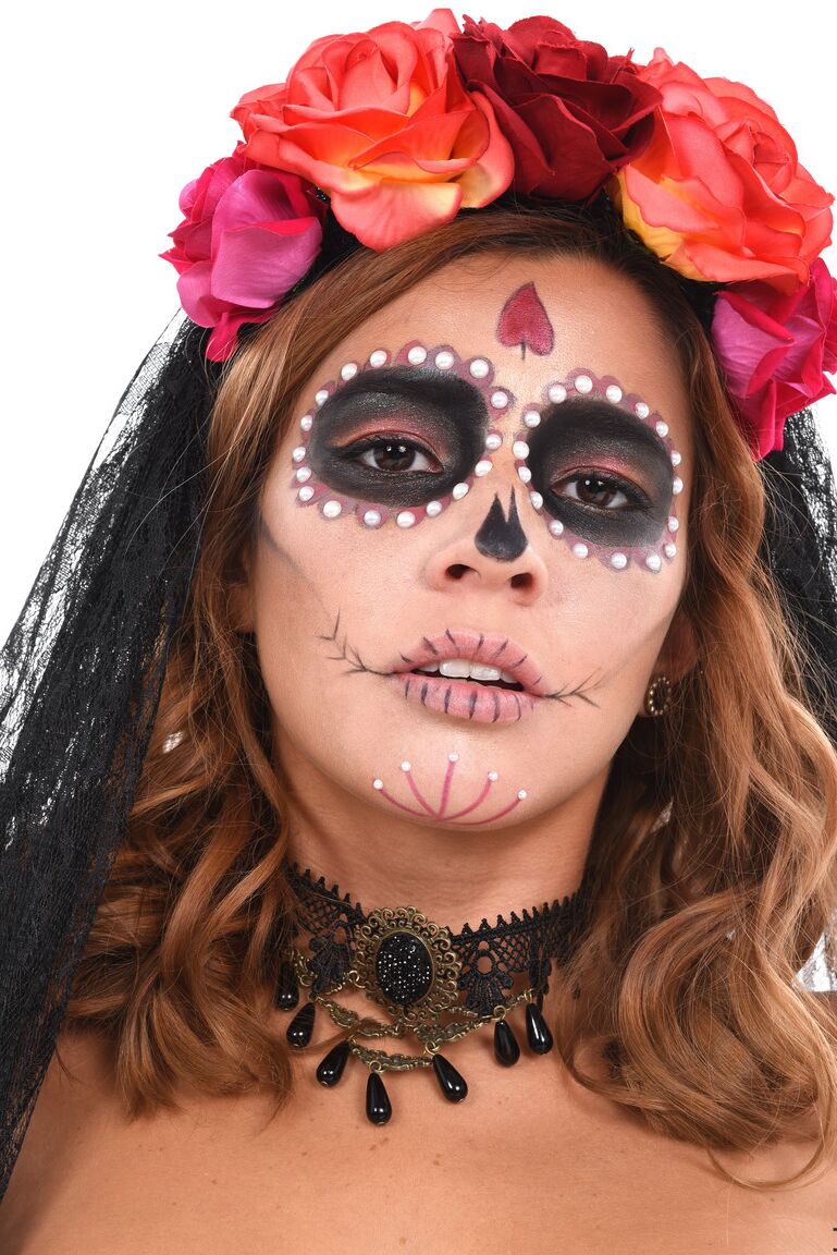 15P Solo girl Agatha Vega modèle une tenue de cosplay avant de se déshabiller pour se masturber