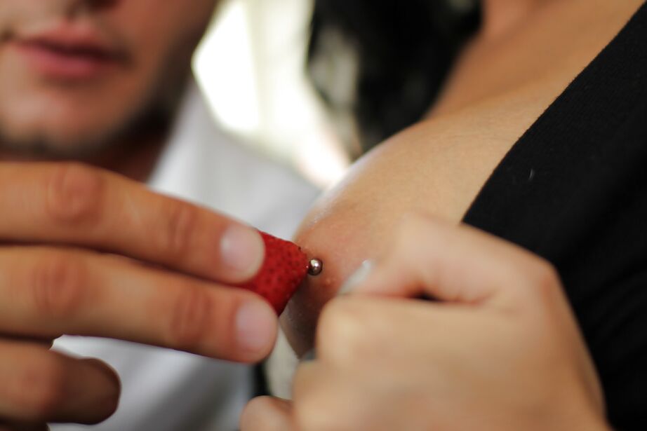 16P Namorada peituda de óculos tem sua buceta lambida e enfiada no hardcore