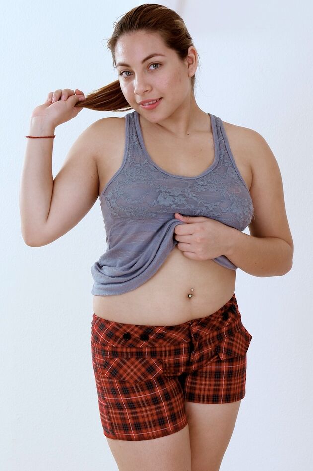 17P Chubby adolescente Daisy modelos em shorts