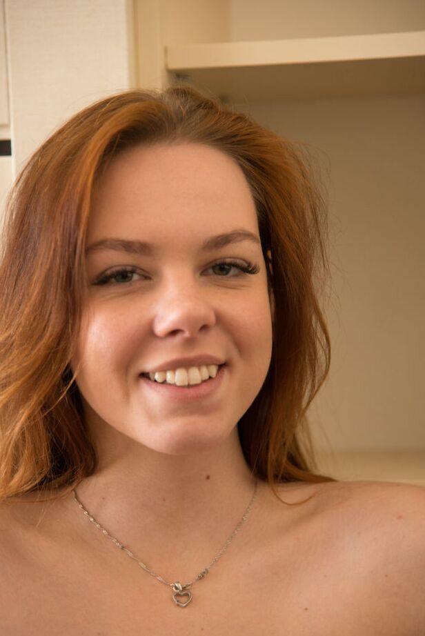 16P La joven pelirroja Candy Red se desnuda totalmente mientras está sola en casa en la cocina
