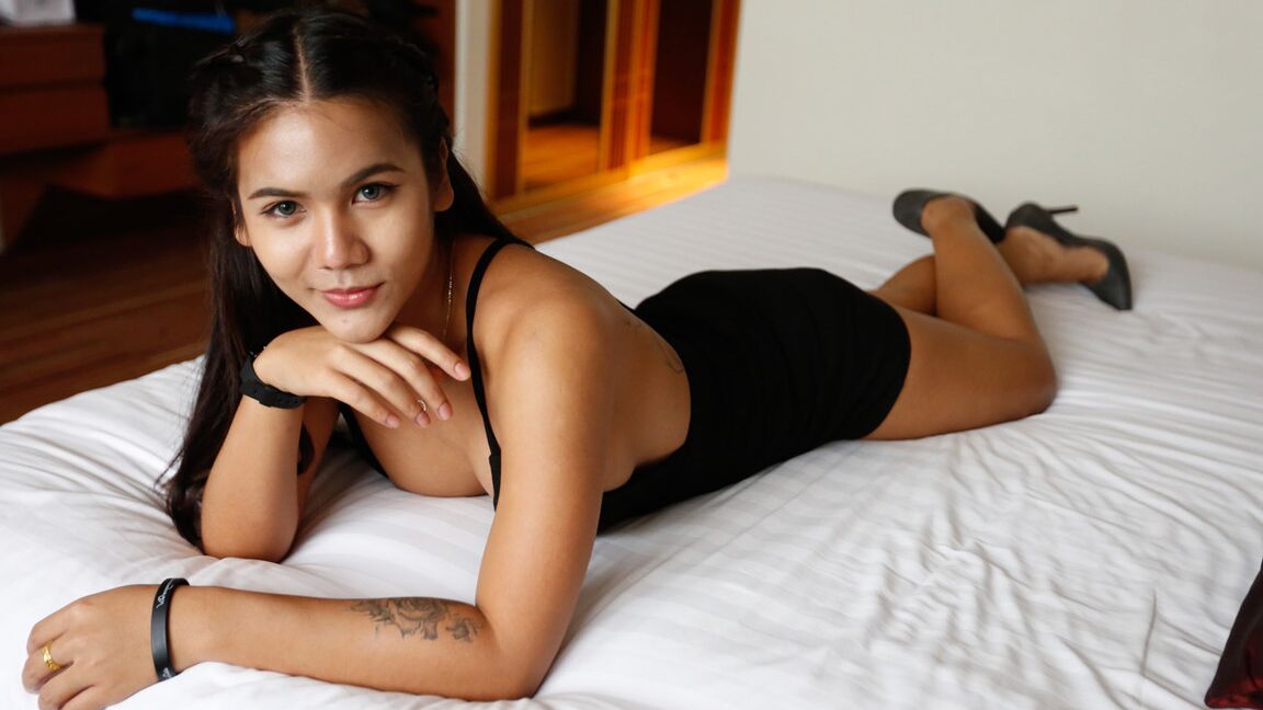 12P Horny 20yo Thai ladyboy adora se divertir e grandes galos brancos