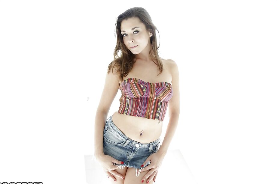 16P La latina de tetas grandes Scarlett Sawyer posa con su falda ajustada
