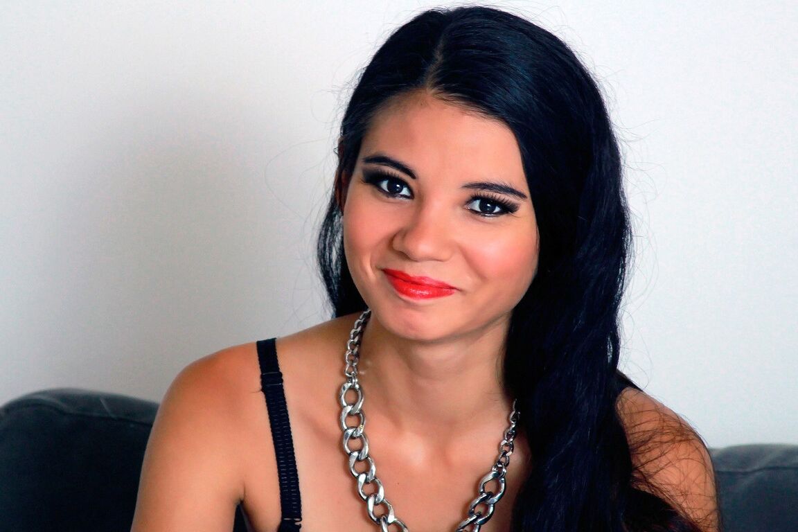 12P Denisse, une jeune latina modèle seule avec un soutien-gorge, un string et des talons hauts.