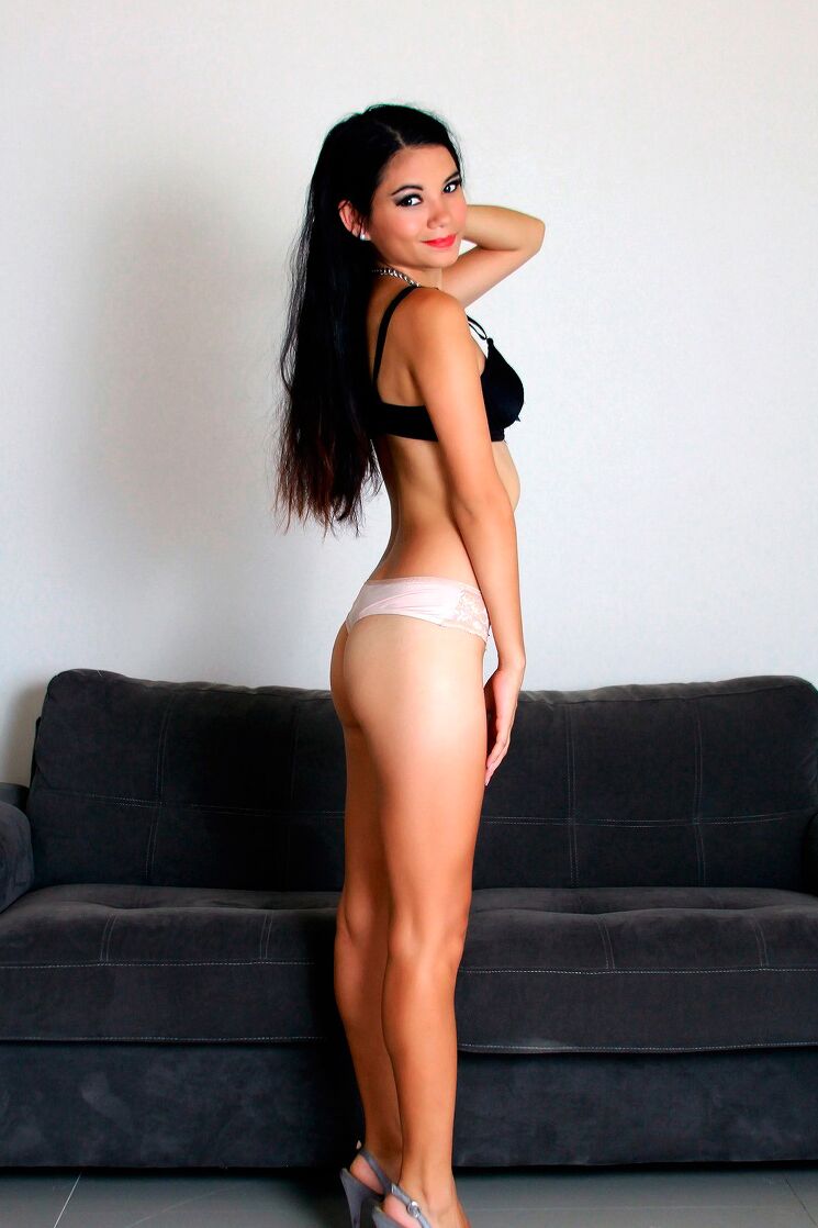 12P Denisse, une jeune latina modèle seule avec un soutien-gorge, un string et des talons hauts.