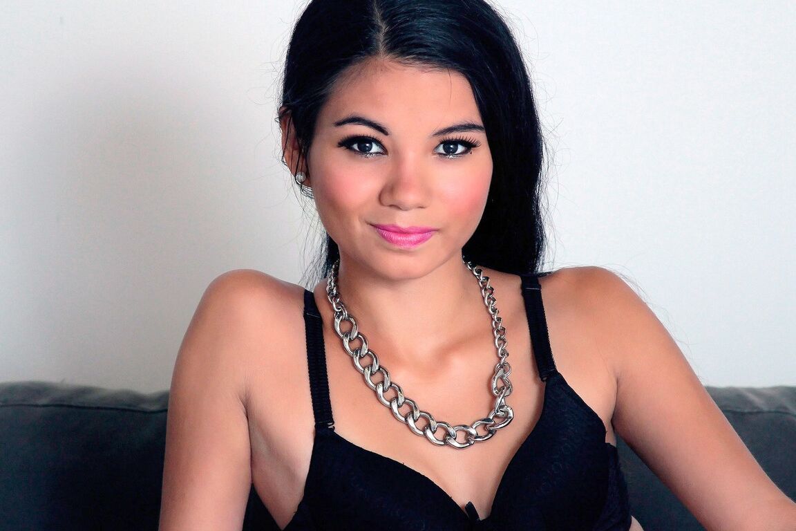 12P Denisse, une jeune latina modèle seule avec un soutien-gorge, un string et des talons hauts.