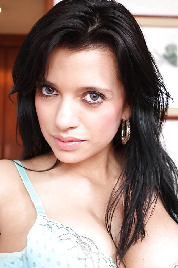 16P Natalia Pulido zeigt sexy Dessous und bearbeitet ihre Brüste