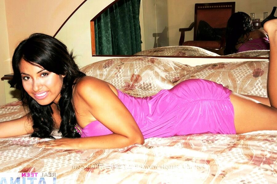 15P Silvana posa con vestido fuxia y tanga negro