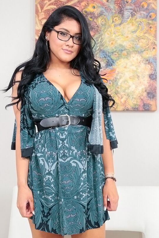 16P Ángel latina culona Selena Kyle jugando con su coño peludo en tacones