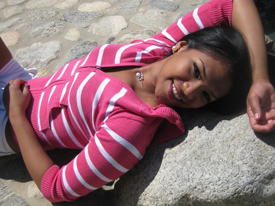 16P La sonriente latina Emy Reyes juega en solitario vestida al aire libre y revela curvas calientes