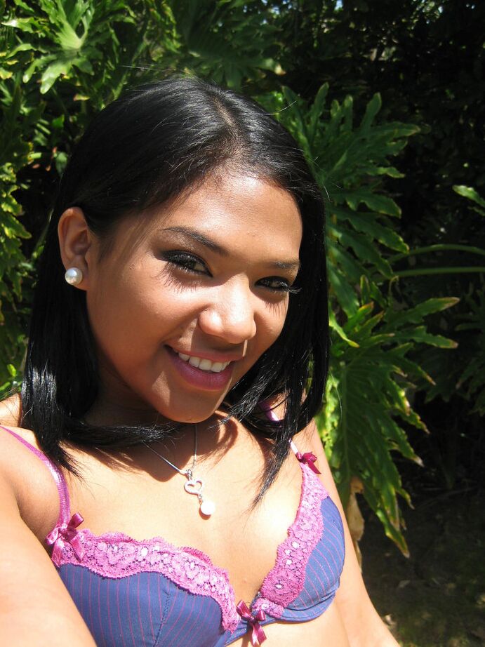 16P La sonriente latina Emy Reyes juega en solitario vestida al aire libre y revela curvas calientes