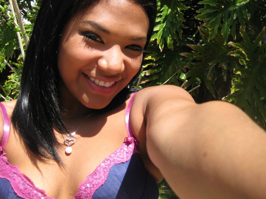 16P La sonriente latina Emy Reyes juega en solitario vestida al aire libre y revela curvas calientes