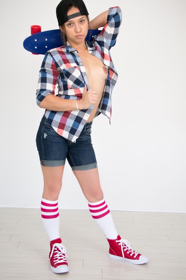 15P Garotas adolescentes solo Cadence Lux e Sara Luvv têm looks contrastantes