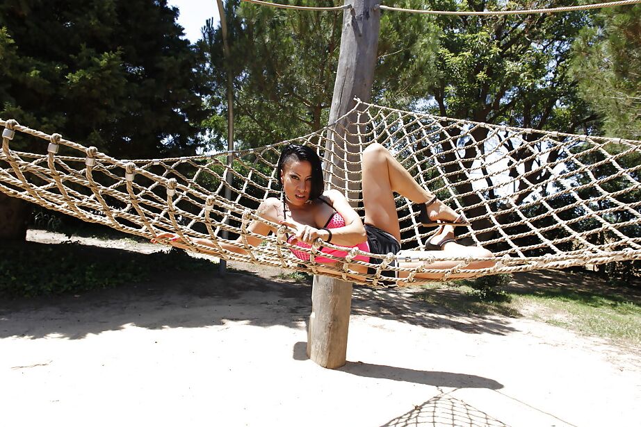 16P La bella morena Gigi Love posa al aire libre como una estrella porno hardcore