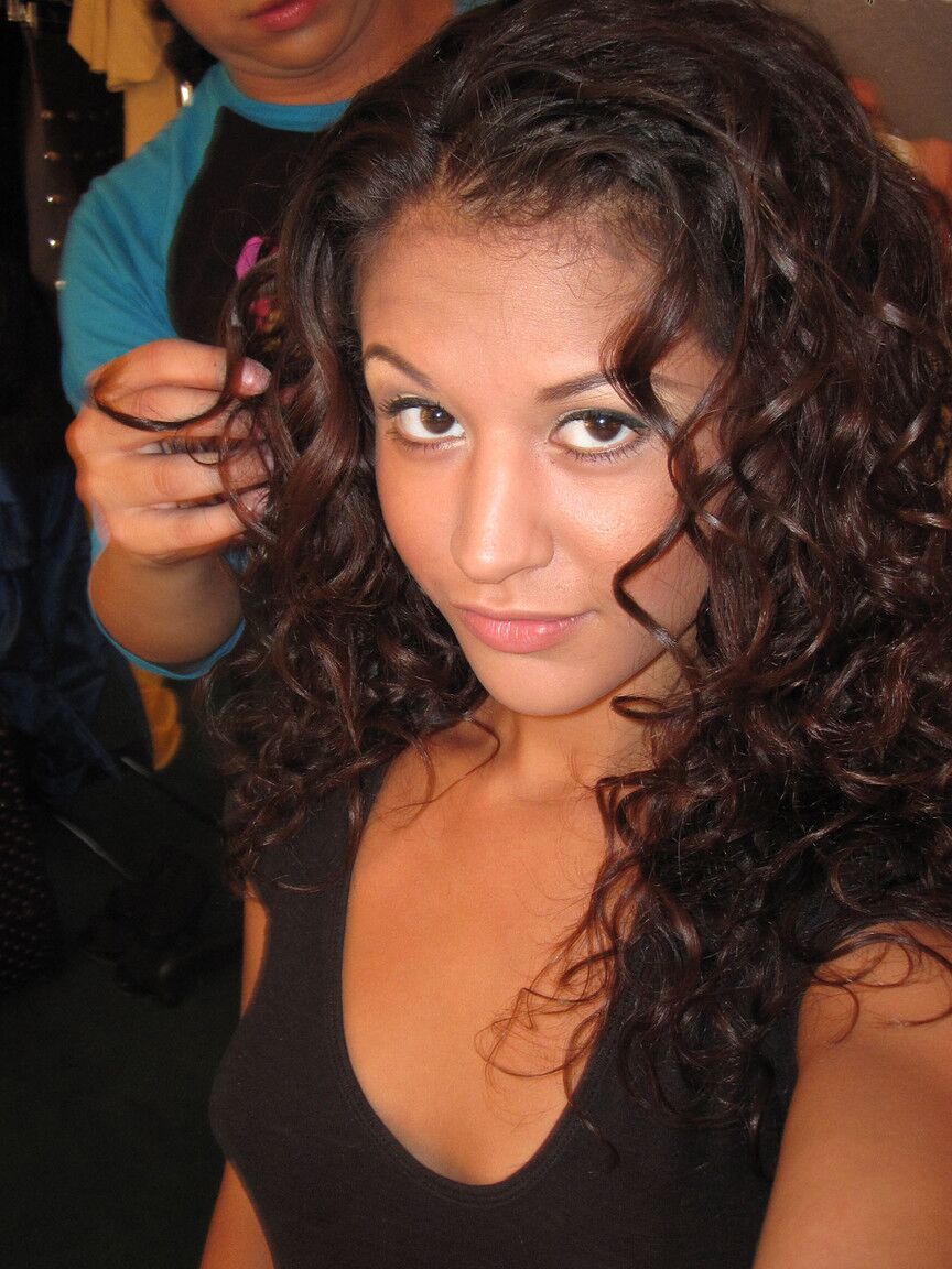 17P Out front and behind the scenes of a Latin-American solo girl shoot