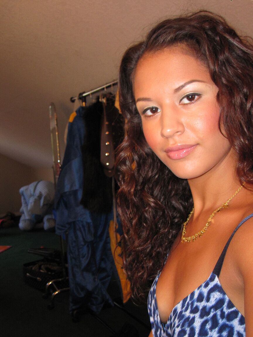 17P Out front and behind the scenes of a Latin-American solo girl shoot