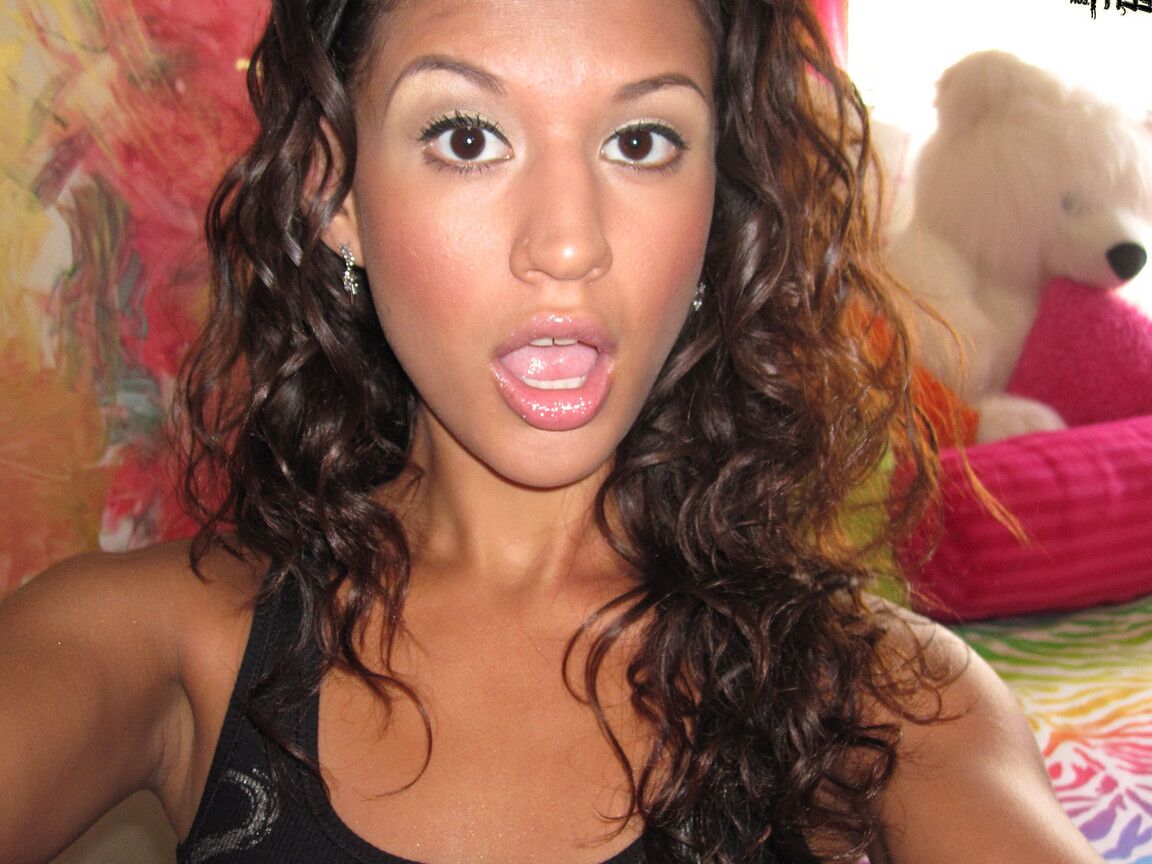 17P Out front and behind the scenes of a Latin-American solo girl shoot