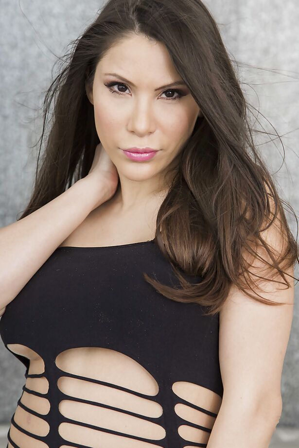 16P A gata latina Aleska Nicole mostra sua bunda grande e suculenta de salto alto