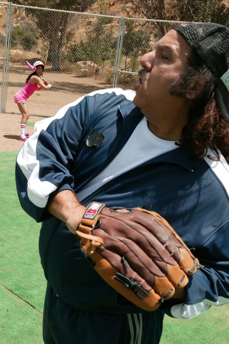 21P Chica de béisbol con grandes tetas Isis Love es follada por Ron Jeremy al aire libre