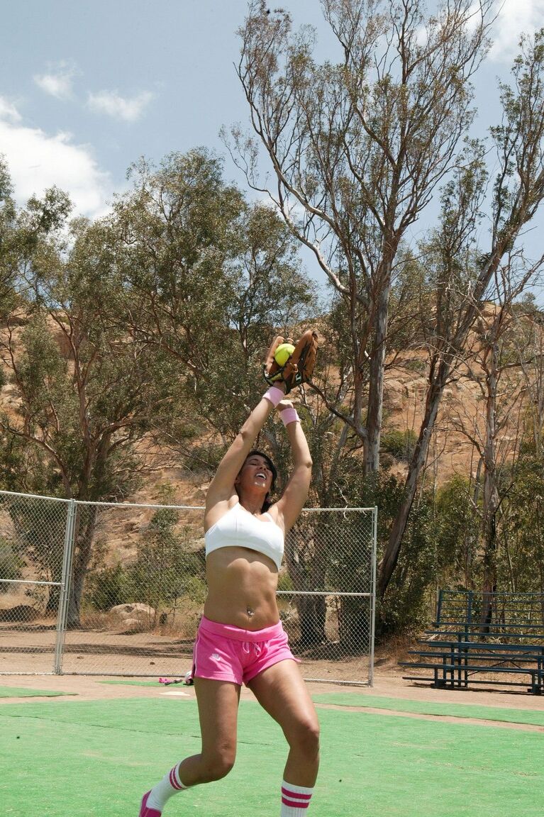 21P Chica de béisbol con grandes tetas Isis Love es follada por Ron Jeremy al aire libre