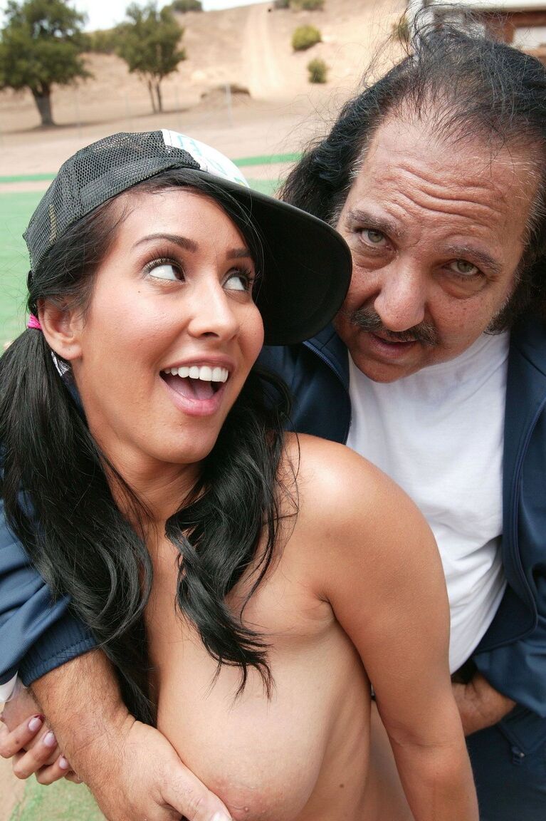 21P Chica de béisbol con grandes tetas Isis Love es follada por Ron Jeremy al aire libre