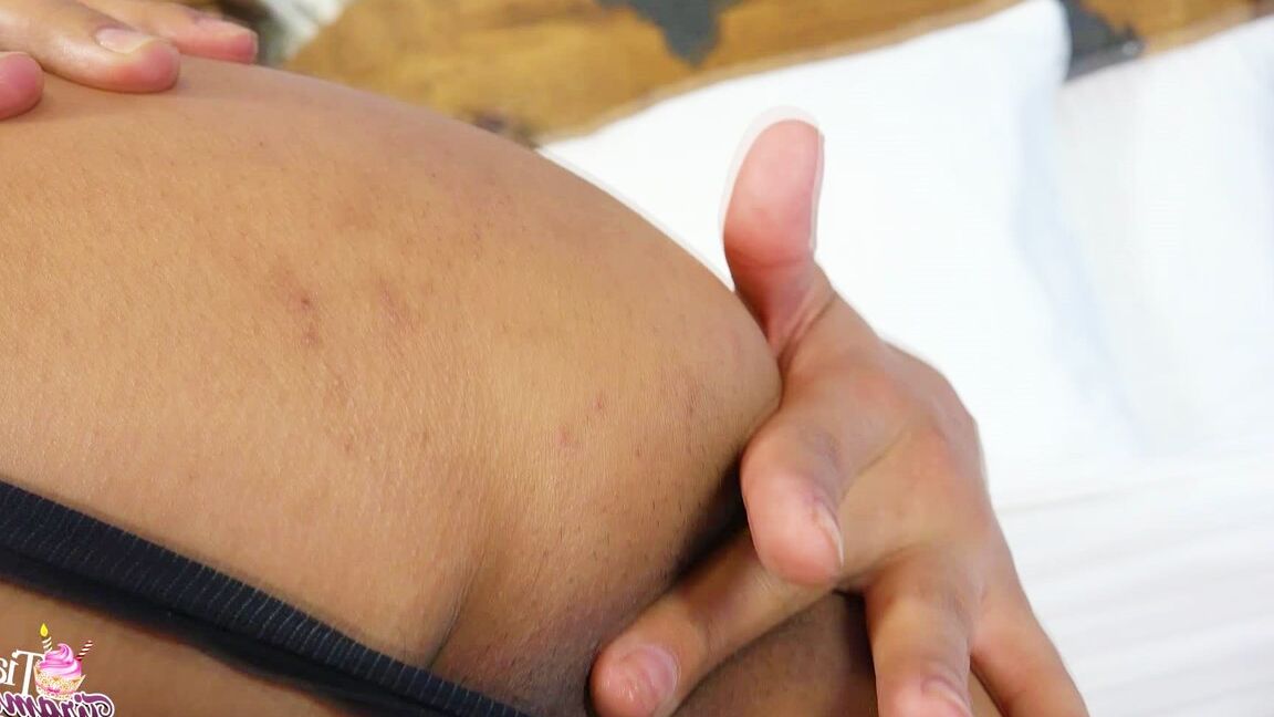 15P Pequeña trans latina con vestido negro se desnuda