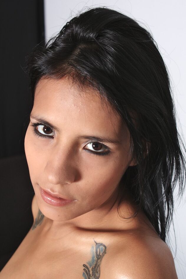 20P Lilly, une jeune colombienne innocente, montre sa chatte dans ses bas résille sexy.