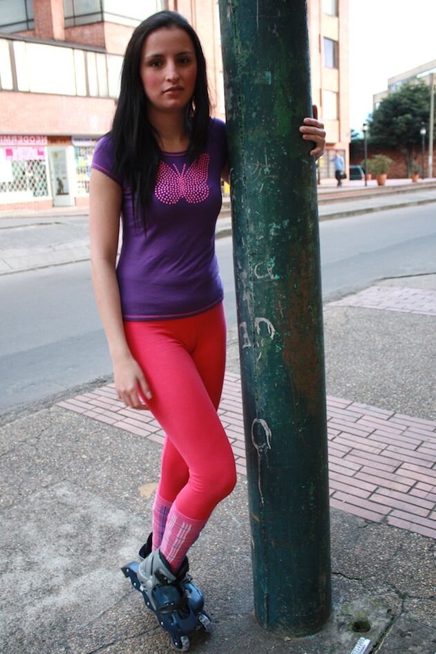 21P La pequeña latina morena de 18 años Camila Santiago muestra su increíble culo redondo