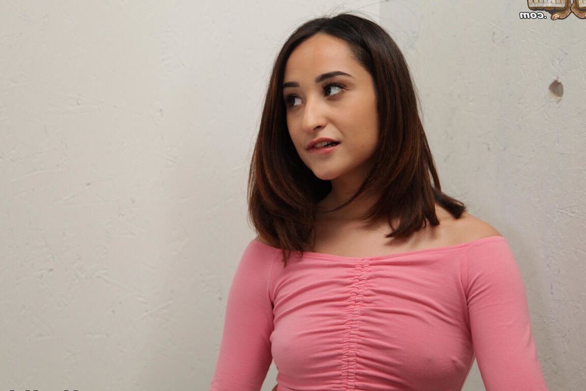 Die 21-jährige Latina-Teenagerin Isabella Nice genießt einen BBC an einem Gloryhole