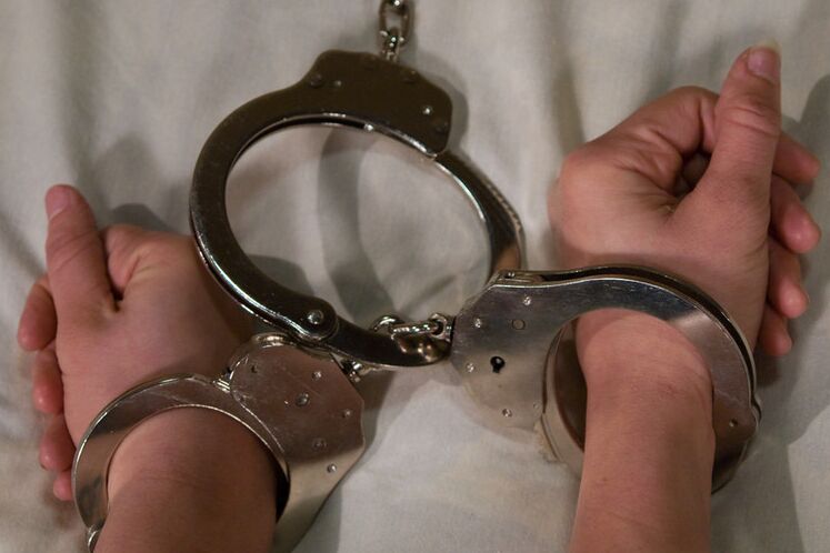15P Policial feminina é duplamente fodida por lésbicas strapon durante jogos elétricos