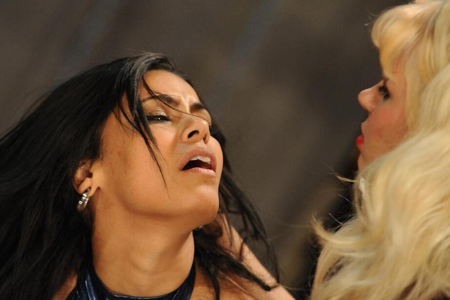16P Mulheres gostosas com roupas de fetiche jogam jogos sexuais lésbicos orientados para BDSM