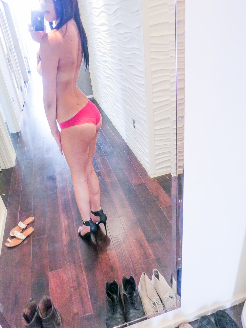18P A adolescente latina Carrie Brooks mostra sua bunda gostosa e lindos seios naturais