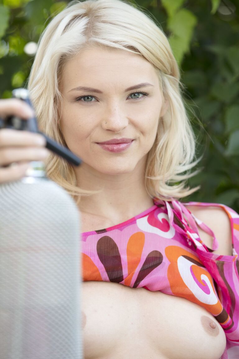 17P La superbe blonde Zazie S mouille sa chatte avant de se masturber dehors