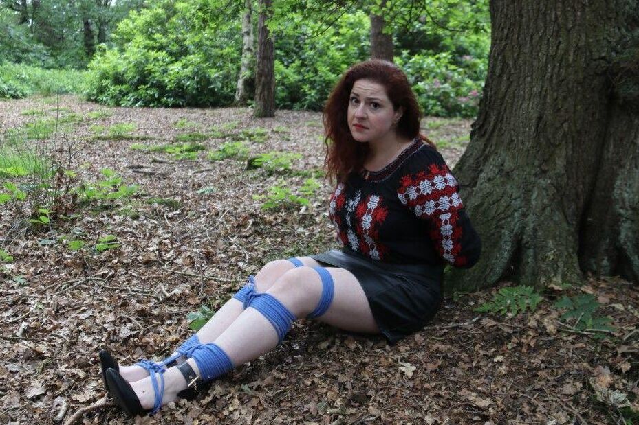 16P Black Fox gefesseltes Babe im Wald