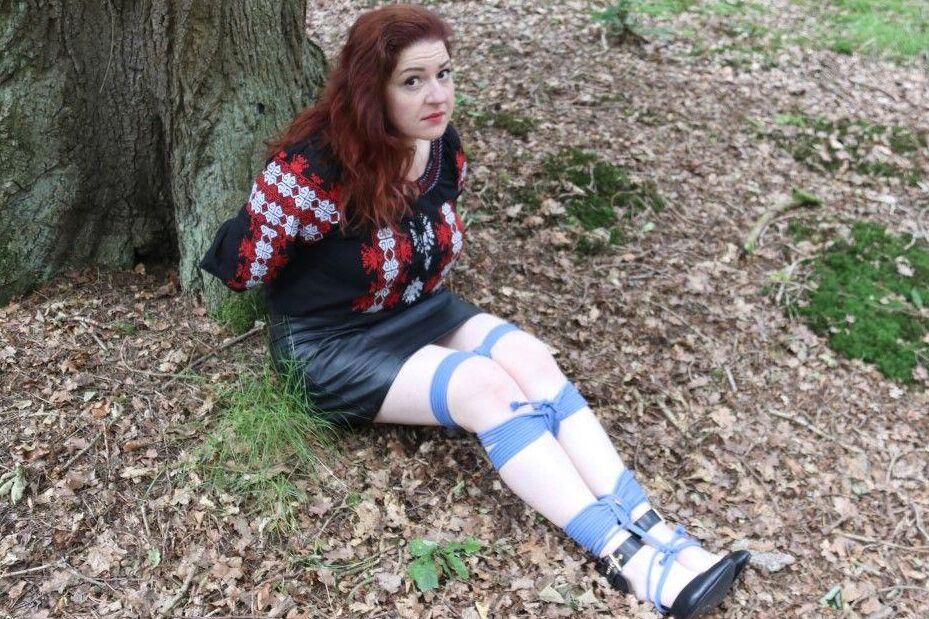 16P Black Fox gefesseltes Babe im Wald