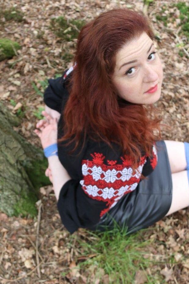 16P Black Fox gefesseltes Babe im Wald