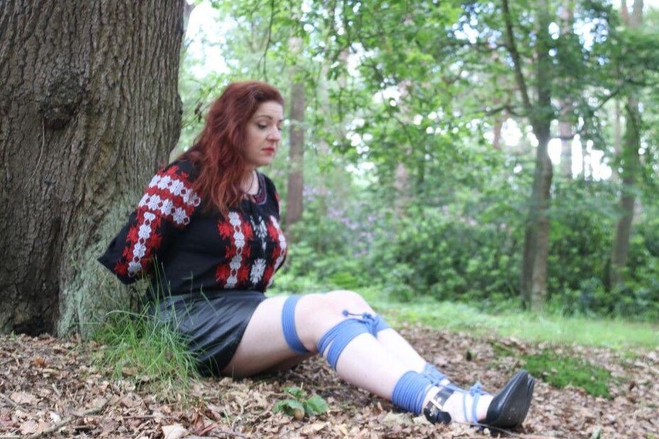 16P Black Fox gefesseltes Babe im Wald