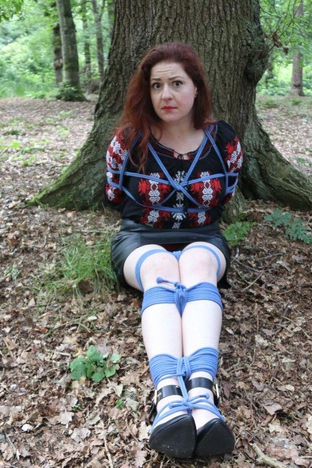 16P Black Fox gefesseltes Babe im Wald