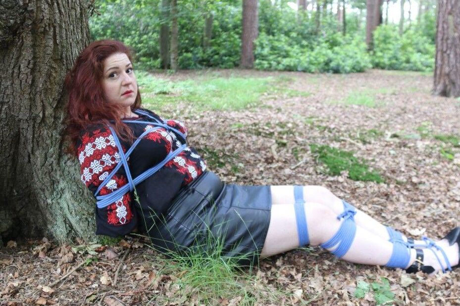 16P Black Fox gefesseltes Babe im Wald