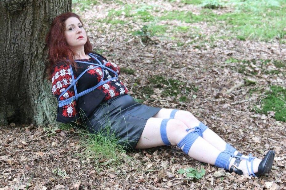 16P Black Fox gefesseltes Babe im Wald