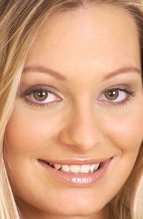 21P Heiße Beine und Füße Sara H
