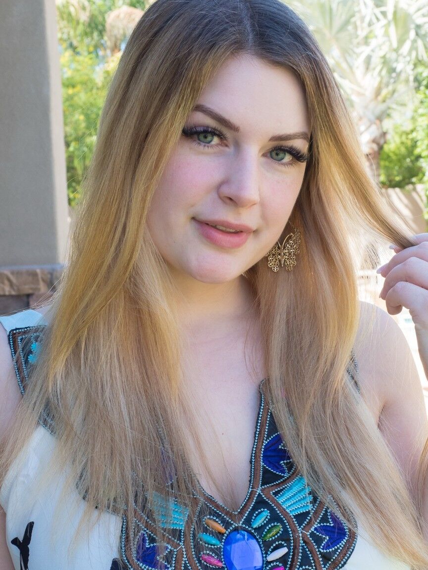 15P Die blonde Amateurin Danielle spreizt ihre beschnittene Muschi, nachdem sie sich im Freien nackt ausgezogen hat