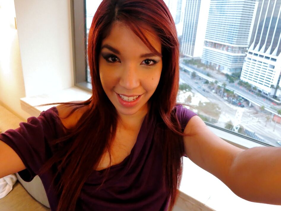 17P La adorable joven latina Leah Cortez se hace un selfie con sus pequeñas tetas