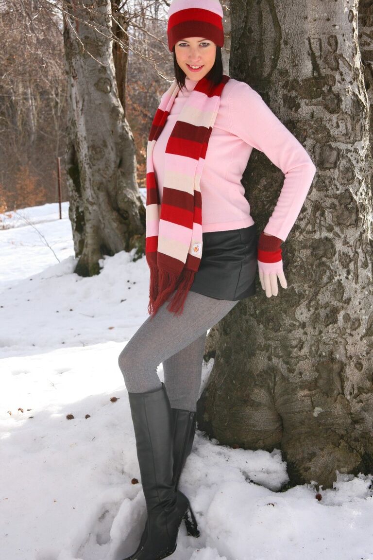 21P Busty babe Suzi stripping outdoors on a cold weather and posing half naked