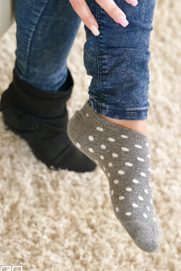 16P Topless hottie Onyx Viper removes boots to show off cute socks